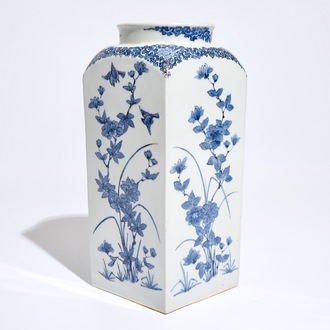 Een vierkante Japanse blauwwitte fles met decor in Kakiemon-stijl, Arita, 17/18e eeuw