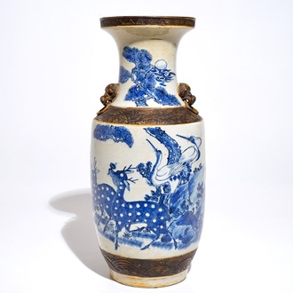 Een Chinese Nanking vaas met herten in blauwwit op craquelé fond, 19e eeuw