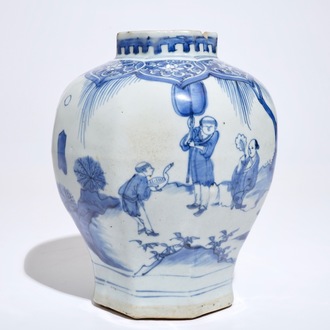 Un vase de forme octagonale en porcelaine de Chine, époque Transition