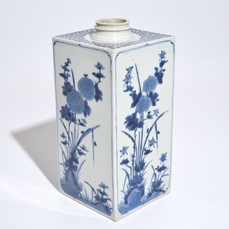 Une bouteille carrée en porcelaine d'Arita bleu et blanc à décor floral, Japon, 17/18ème