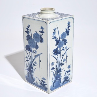 Een vierkante Japanse blauwwitte fles met floraal decor, Arita, 17/18e eeuw