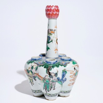 Un vase tulipière en porcelaine de Chine verte-rose, marque de Qianlong, 19ème
