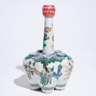 A Chinese verte-rose tulip vase, Qianlong mark, 19th C.