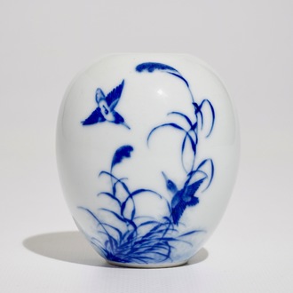 Een Chinese blauwwitte "scholar" vaas met een grote karekiet tussen riet, gesigneerd Wang Bu (1898–1968)