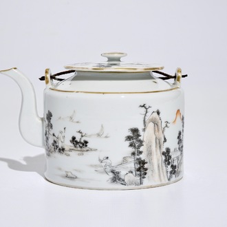 A Chinese qianjiang cai teapot and cover, Tongzhi mark, 19/20th C.