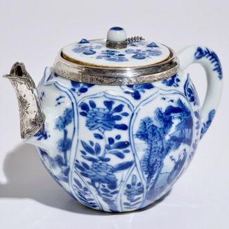 Een Chinese blauwwitte theepot met zilveren montuur, Kangxi