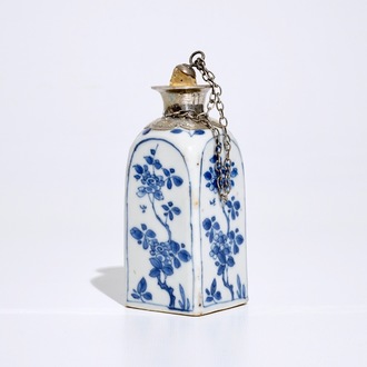 Une bouteille de forme carrée en porcelaine de Chine bleu et blanc, montée en argent, Kangxi