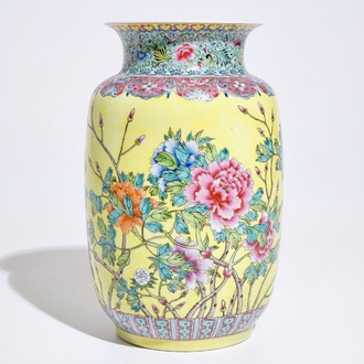 Un vase en porcelaine de Chine famille rose sur fond jaune, marque de Qianlong, République, 20ème