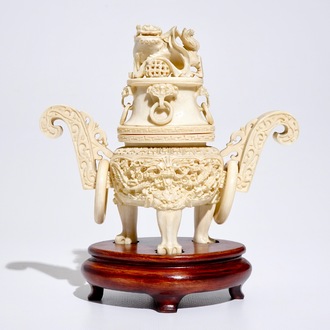 Un brûle-parfum en ivoire sculpté sur socle en bois, Chine, vers 1900