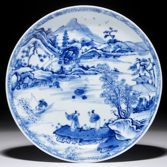 Une assiette en porcelaine de Chine bleu et blanc d'après le "Maître du Rocher", Yongzheng
