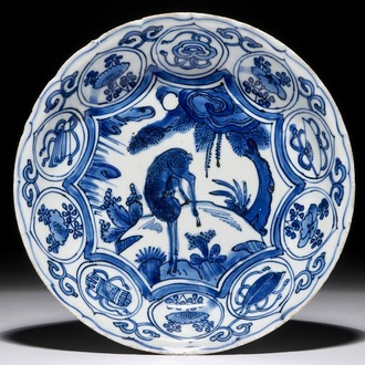 Une assiette en porcelaine de Chine bleu et blanc de type Kraak, Ming, Wanli