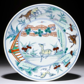 Een Chinees doucai bord met decor van herten, Chenghua merk, Yongzheng