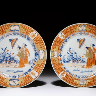 Une paire d'assiettes en porcelaine de Chine de style Imari à décor d'après Cornelis Pronk: "Dames au Parasol", ca. 1736-1738