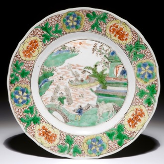 Une assiette en porcelaine de Chine famille verte au paysage fluvial, Kangxi