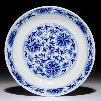 Une coupe en porcelaine de Chine bleu et blanc aux rinceaux de lotus, marque et époque de Guangxu
