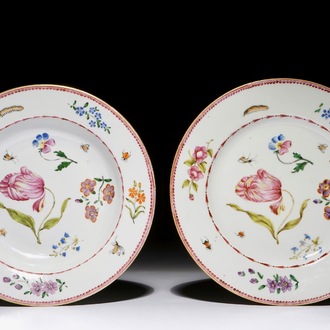 Une paire d'assiettes aux tulipes en porcelaine de Chine famille rose, Qianlong