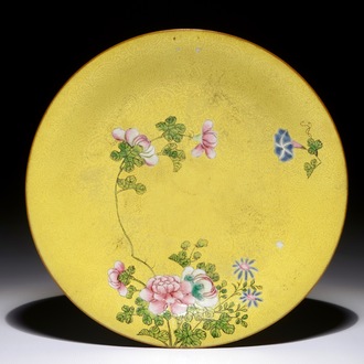 Une assiette en porcelaine de Chine famille rose sur fond jaune sgraffiato, 18/19ème