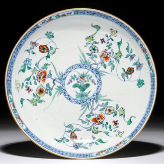 Een Chinees doucai bord met floraal decor, Kangxi