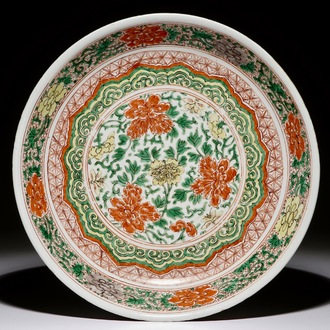 Een Chinese wucai schotel met pioenrozendecor, Kangxi