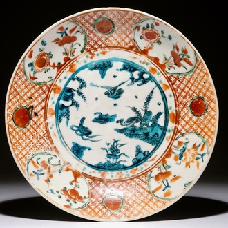 Un plat en porcelaine de Chine, dit de Swatow, à décor de canards, Ming