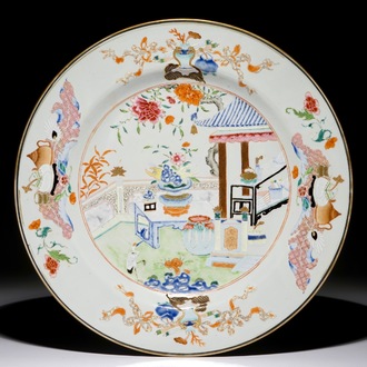 Un grand plat en porcelaine de Chine famille rose à décor d'antiquités, Qianlong