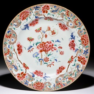 Un plat en porcelaine de Chine famille rose à décor floral, Yongzheng/Qianlong