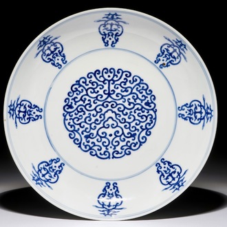 Une assiette "Shou" en porcelaine de Chine bleu et blanc, marque de Tongzhi, 19/20ème