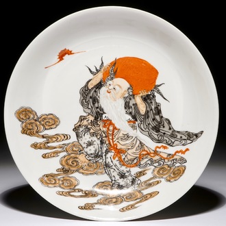 Une assiette en porcelaine de Chine à décor de Shou Lao avec une pêche, marque de Qianlong, République