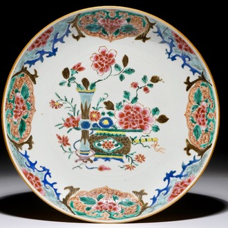Un plat en porcelaine de Chine famille rose au dos café au lait, Qianlong