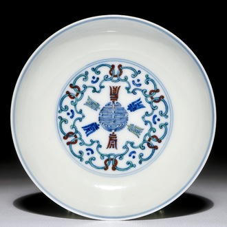 Une assiette en porcelaine de Chine doucai, marque de Yongzheng, 19/20ème