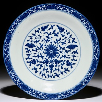 Une assiette en porcelaine de Chine bleu et blanc à décor floral, marque et époque de Qianlong, minyao