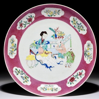 Une assiette en porcelaine de Chine famille rose au fond rouge rubis, Yongzheng