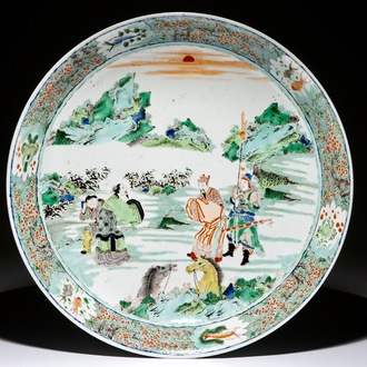 Een grote Chinese famille verte schotel met figuren in landschapsdecor, 19/20e eeuw