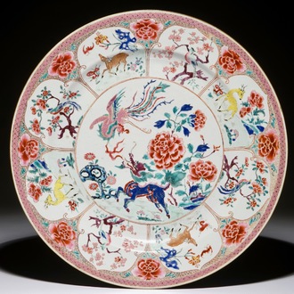 Un plat en porcelaine de Chine famille rose figurant un phénix et un qilin, Yongzheng