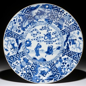 Een Chinese blauwwitte schotel met mythologische voorstelling, Kangxi