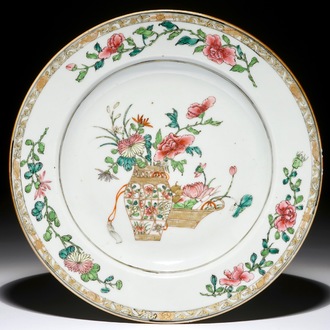 Une assiette en porcelaine de Chine famille rose au panier fleuri, Yongzheng