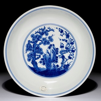 Een Chinees blauwwit bord met "Drie Vrienden van de Winter" decor, Qianlong merk en periode