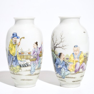 Deux vases en porcelaine de Chine polychrome, marque de Qianlong, 20ème