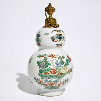 Un vase de forme double gourde en porcelaine de Chine famille verte monté en bronze doré, Kangxi