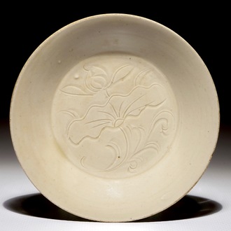 Een klein Chinees Dingyao bord met anhua lotusdecor, Noordelijke Song-dynastie