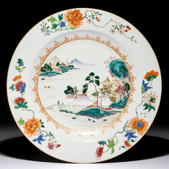 Un plat en porcelaine de Chine famille rose à décor d'un paysage, Qianlong