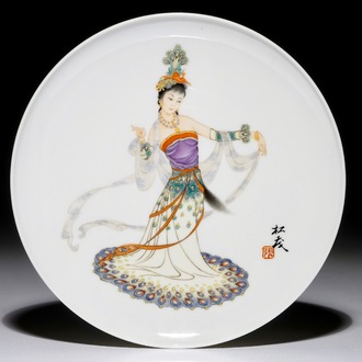 A fine Chinese plate with a dancer, signed Zhang Song Mao, 3rd quarter 20th C.