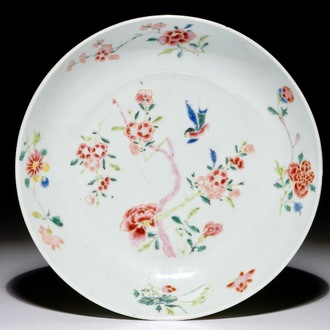 Une assiette en porcelaine de Chine famille rose figurant un oiseau parmi branches, marque et période de Yongzheng