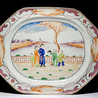 Un très grand plat octagonal en porcelaine de Chine famille rose à décor mandarin, Qianlong