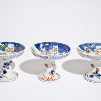 Trois coupes sur piédouches en porcelaine de Chine de style Imari, Kangxi/Qianlong