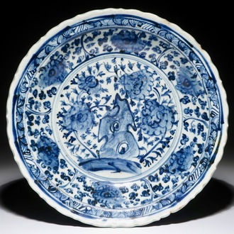 Un plat en porcelaine de Chine bleu et blanc à décor floral, Hongzhi