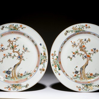 Une paire de grands plats en porcelaine de Chine famille verte, Kangxi