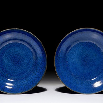 Une paire d'assiettes en porcelaine de Chine bleu monochrome craquelé de type ge, Yongzheng