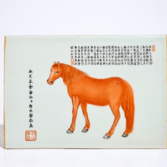 Une plaque en porcelaine de Chine polychrome à décor d'un cheval et calligraphie, République