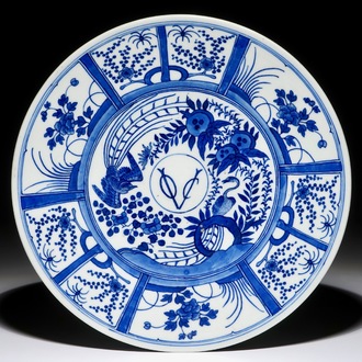 Un plat en porcelaine de Chine bleu et blanc au monogramme du VOC, 19ème